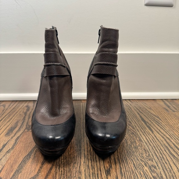 BCBGMaxAzria heeled leather ankle boots size 37.5/7.5 - Picture 3 of 8